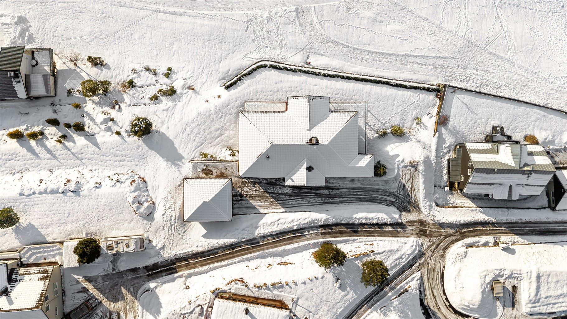 Eiendommen ligger ved en privat vei, noe som sikrer minimalt med gjennomgangstrafikk.