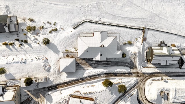 Eiendommen ligger ved en privat vei, noe som sikrer minimalt med gjennomgangstrafikk.