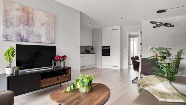 Flott og moderne 3-roms leilighet med god planløsning og to balkonger, samt en felles takterrasse.
Det medfølger en garasje med lader, og beliggenheten er sentral med nærhet til både Triaden og kollektivtrafikk.