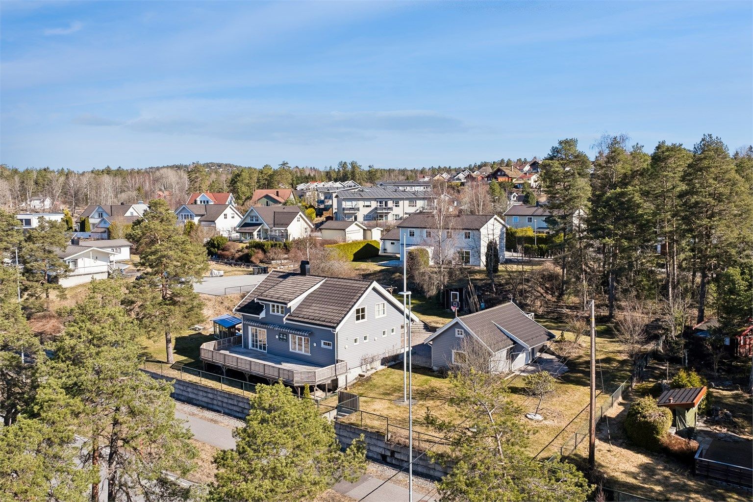Beliggenheten er attraktiv, nær strand, butikk, kollektivtransport, skoler og barnehager, med skjermede uteområder på baksiden.  Foto: Per Oscar Skjellnan v/Efkt 