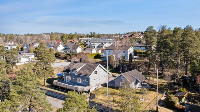 Beliggenheten er attraktiv, nær strand, butikk, kollektivtransport, skoler og barnehager, med skjermede uteområder på baksiden. Foto: Per Oscar Skjellnan v/Efkt