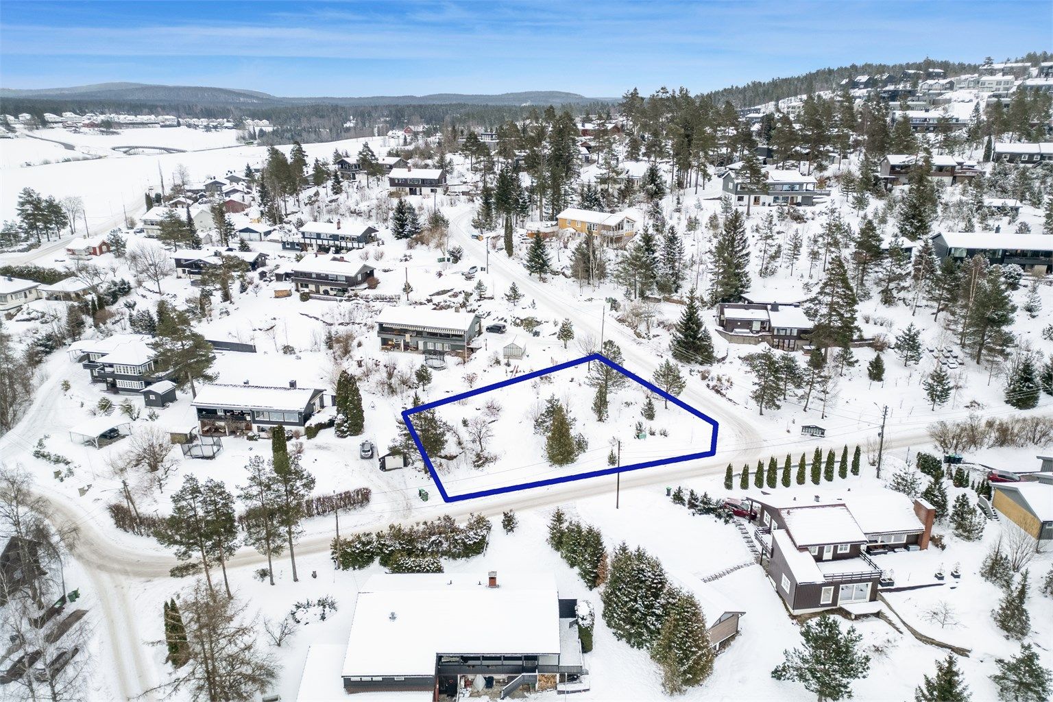 Fra eiendommen er det nærhet til flotte tur- og friluftsområder med utallige skiløyper.