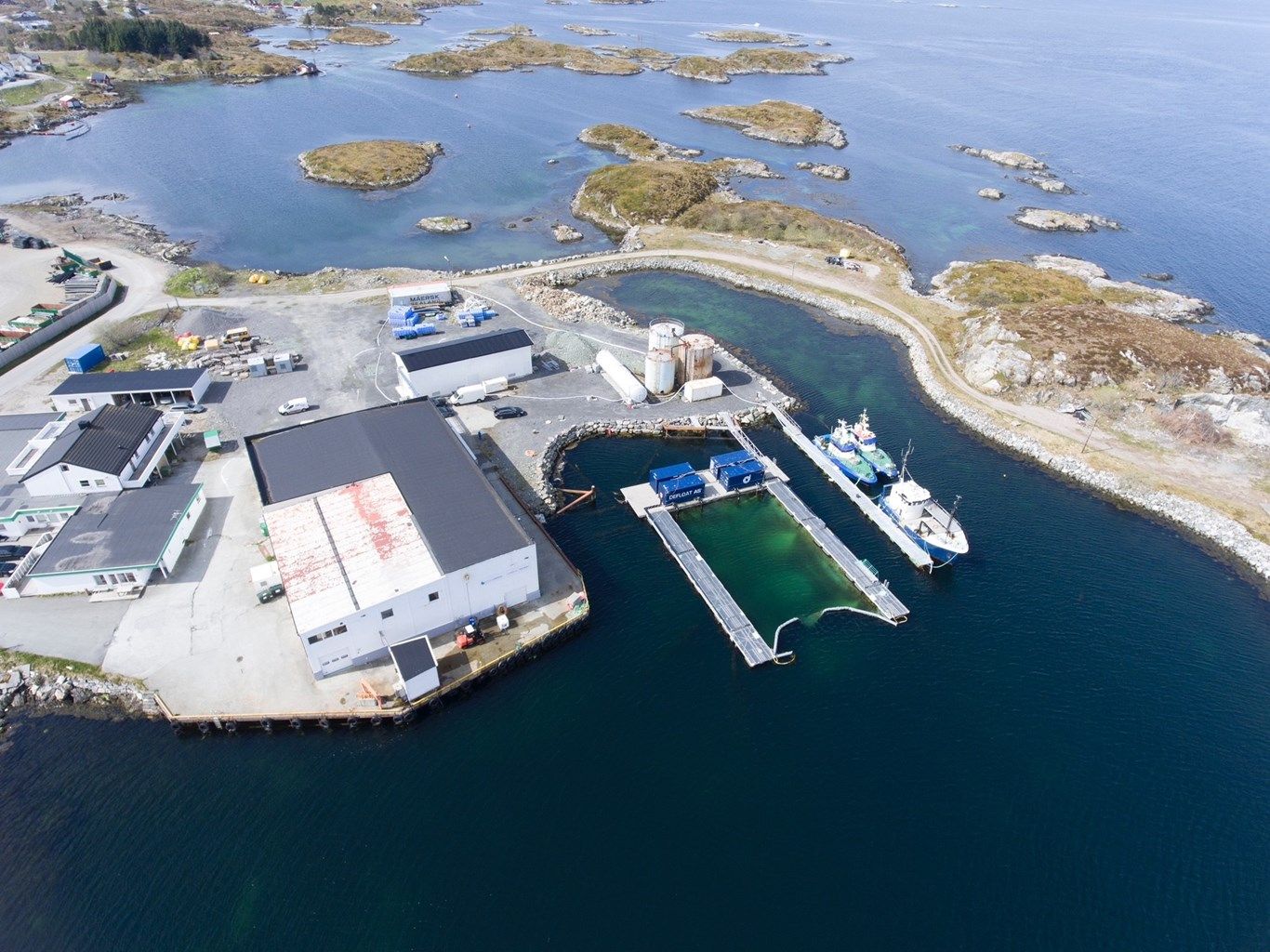 Næringsarealet består av til sammen to bygg og tre tanker, med et samlet areal på 2 330 kvm. 