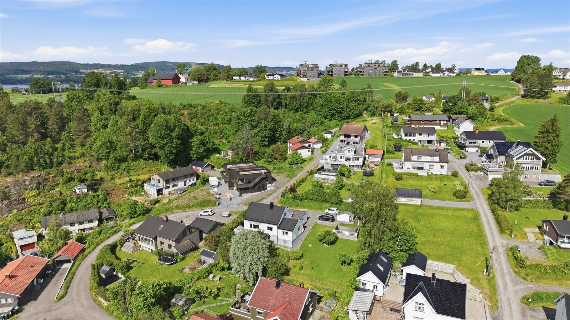 Landeveier og grøntområder preger landskapet rundt Fetsund.