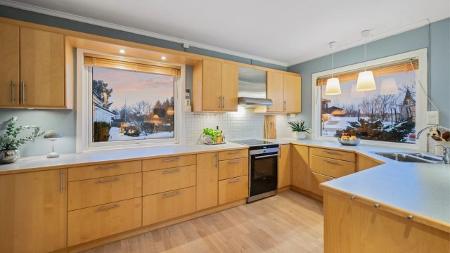 Lyst og praktisk kjøkken med gode arbeidsflater.