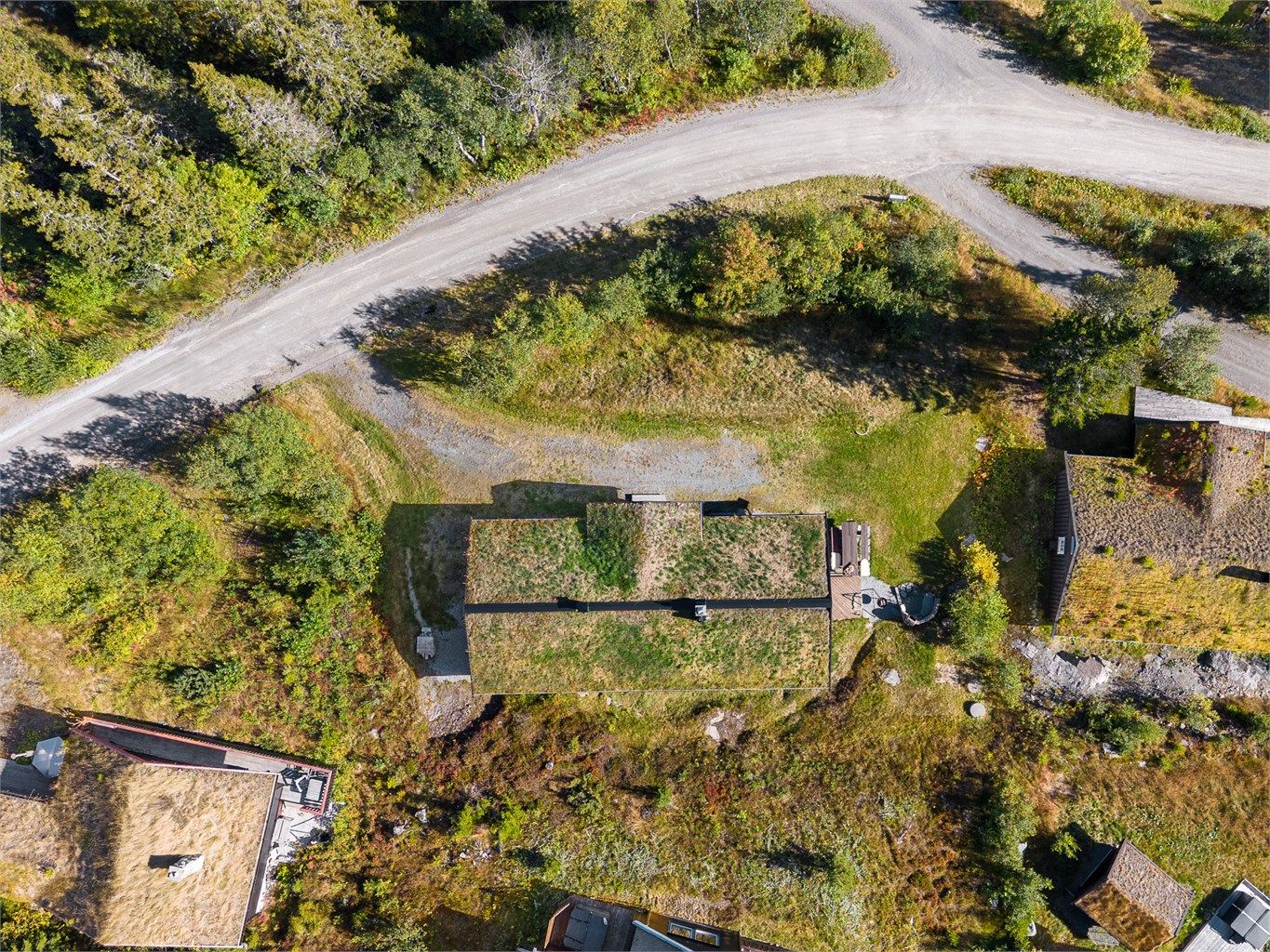Eiendommen har en stor og forholdsvis flat tomt med gruset innkjøring.