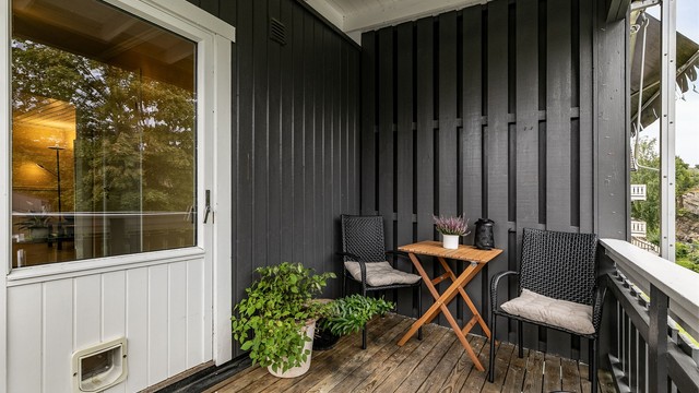 Sommerstid titter solen ned mot verandaen fra ettermiddag til kveld.