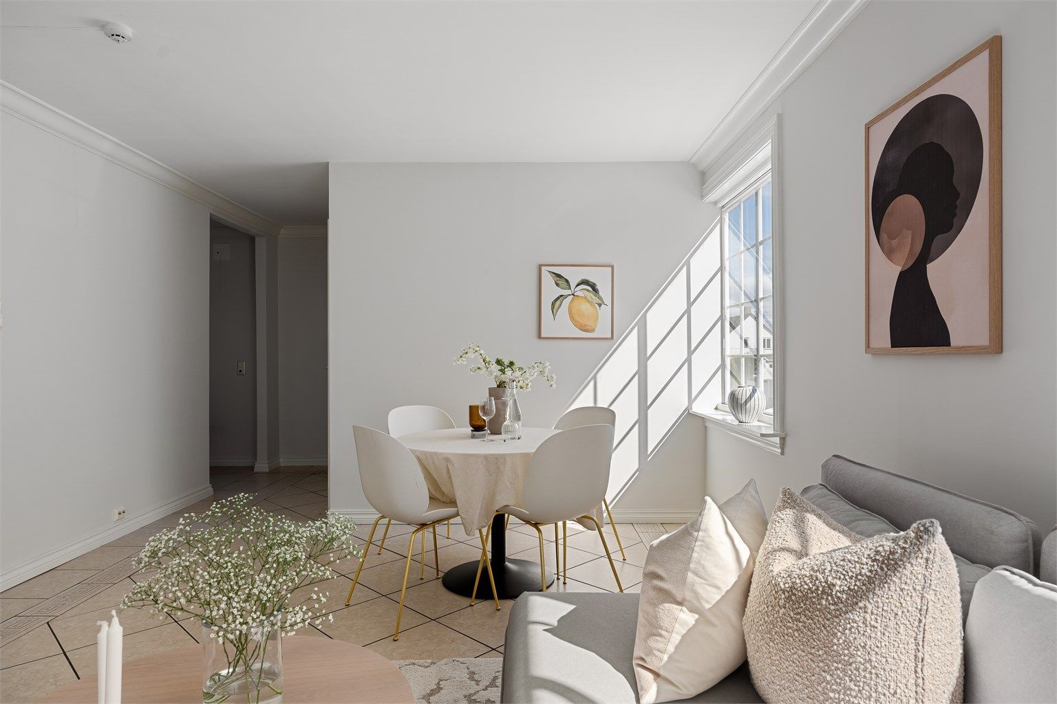 Overflatene er nylig malt i en rolig fargepalett.