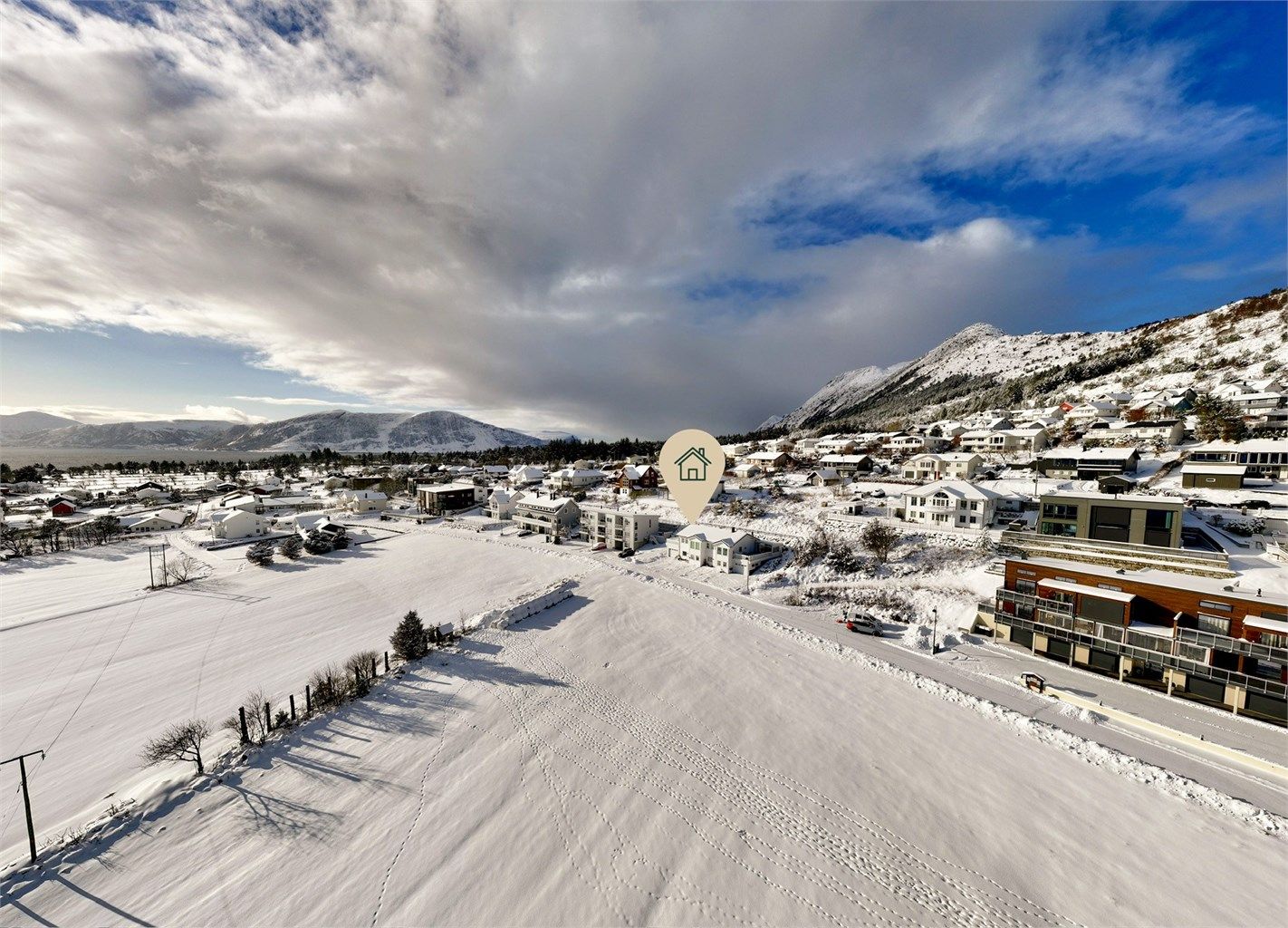 Boligen ligger i et familievennlig område på Godøya i Giske kommune.