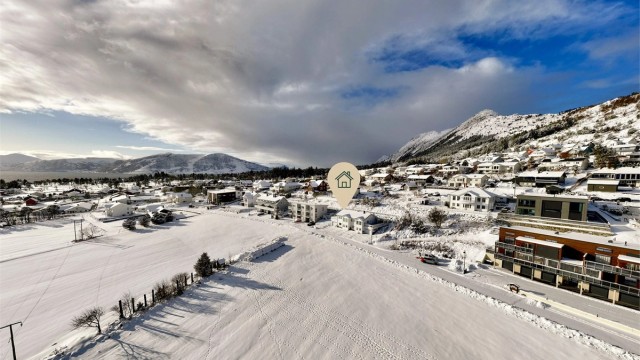 Boligen ligger i et familievennlig område på Godøya i Giske kommune.