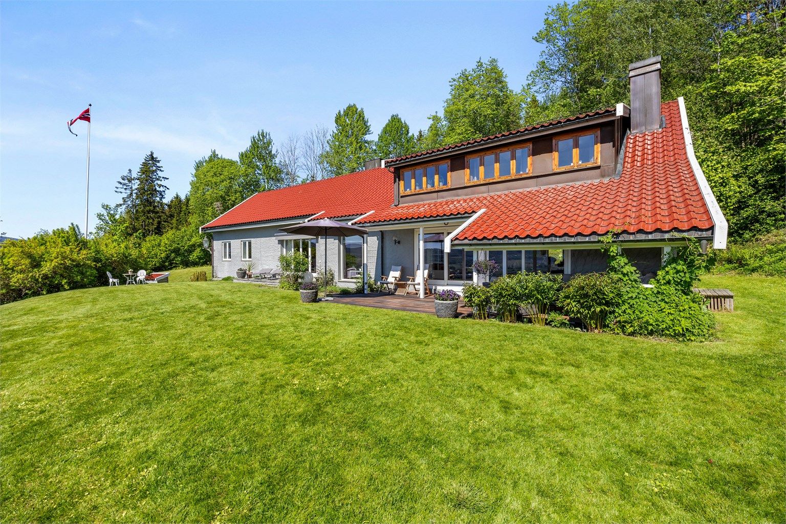 Romslig og velholdt bolig med 3 romslige etasjer. Foto: Anders Bredvei Kjøndal/Luxe AS