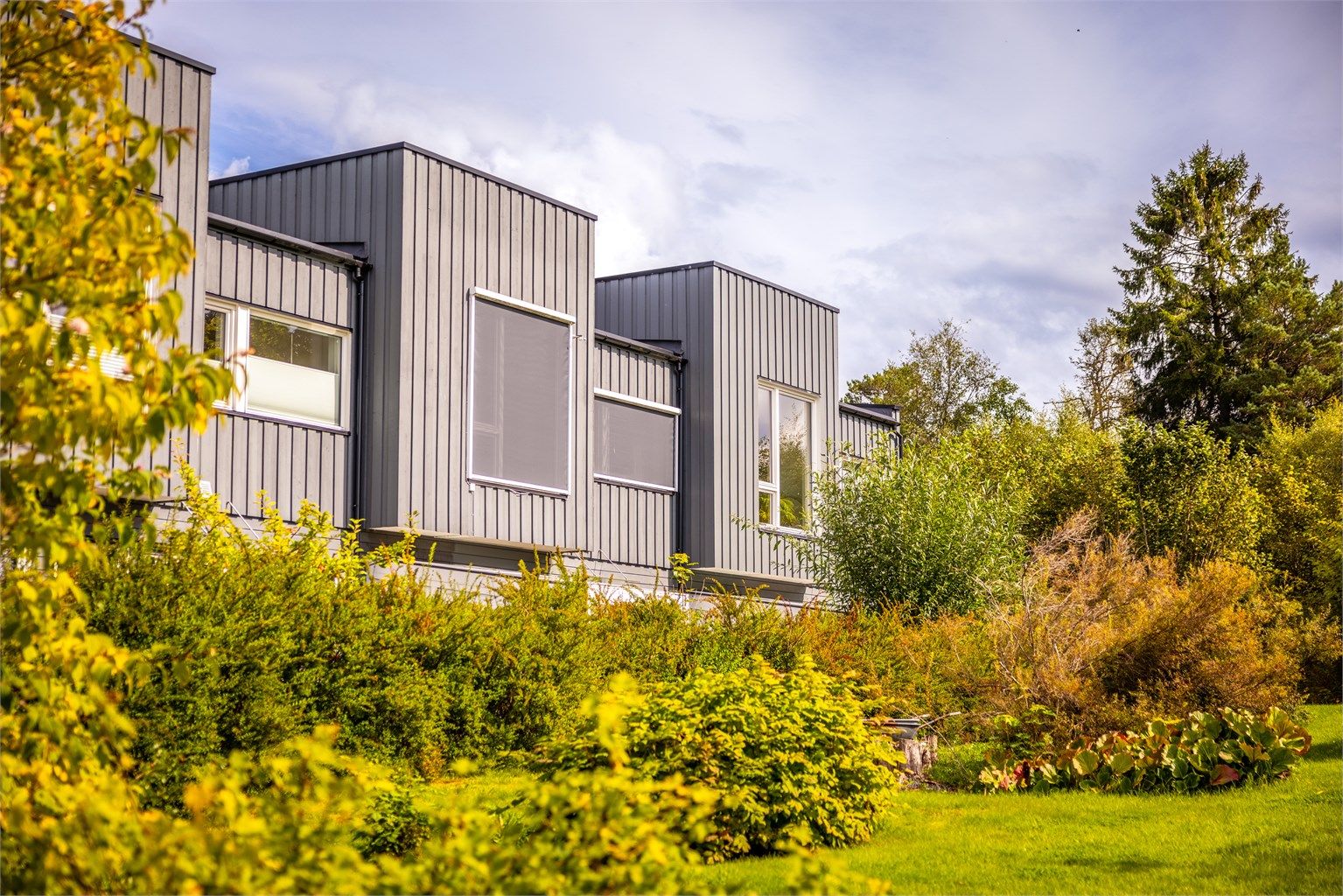 - En lekker fasade i funkis stil med store vindusflater. Automatisk solskjerming medfølger i handelen. -