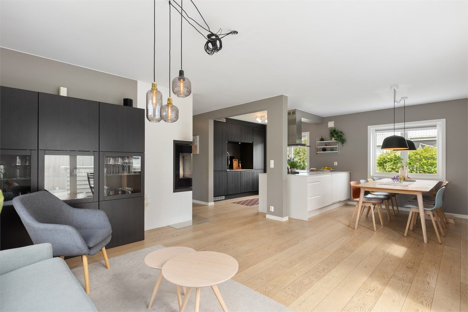 Kjøkken, spisestue og stue er samlet i en åpen og sosial løsning i 1.etasje 