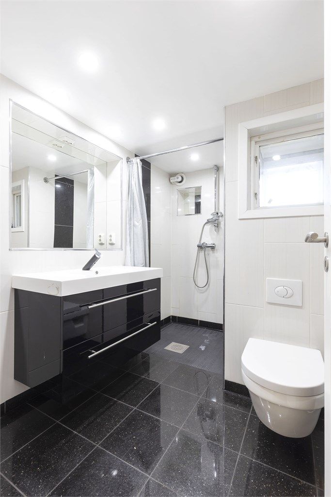 Bad 2. etasje er ombygd fra bod til bad av nåværende eier, dette er ikke omsøkt og er ikke godkjent til varig opphold. Badet er moderne med svarte detaljer. 