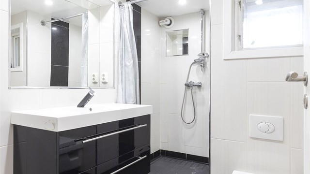 Bad 2. etasje er ombygd fra bod til bad av nåværende eier, dette er ikke omsøkt og er ikke godkjent til varig opphold. Badet er moderne med svarte detaljer.