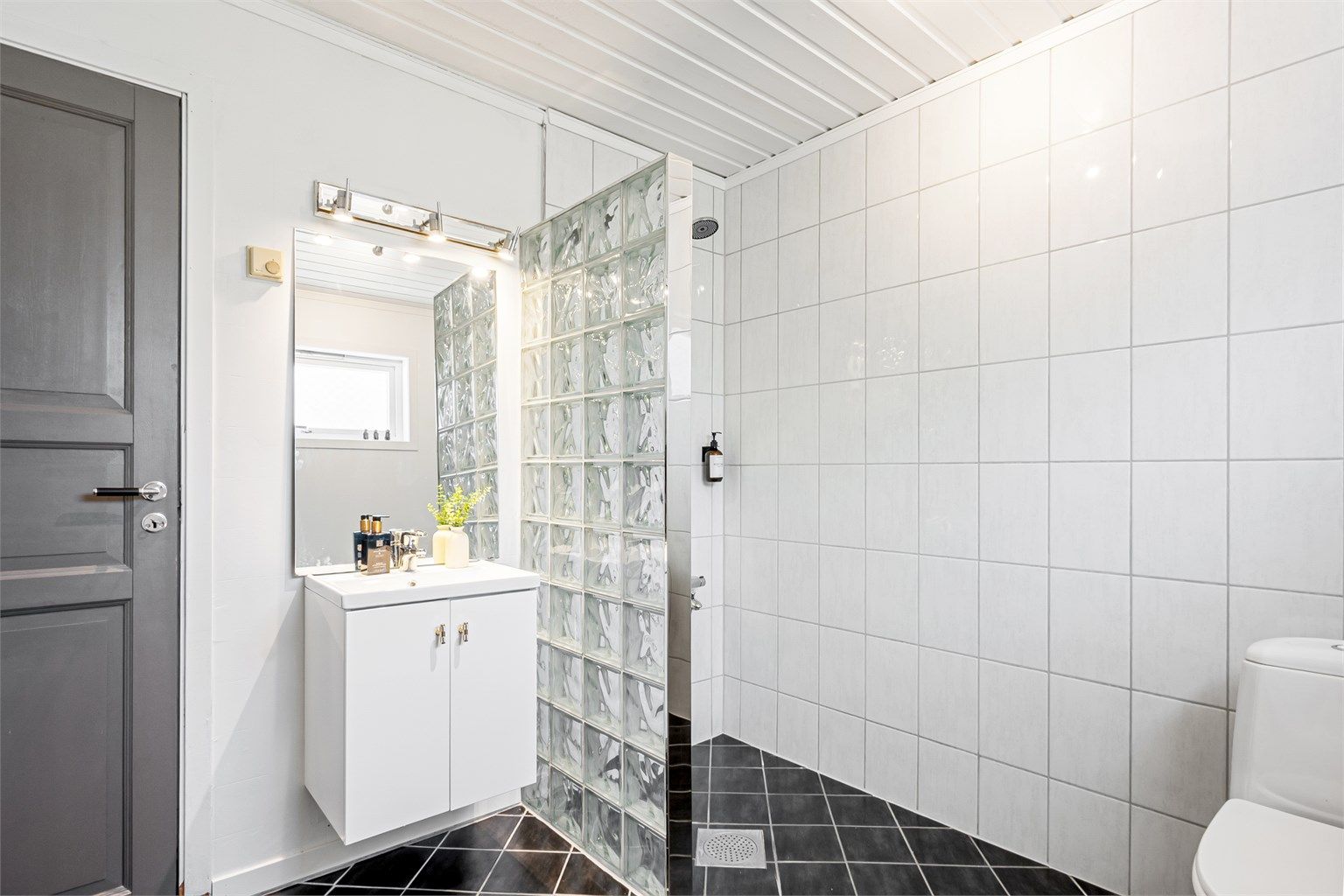 Badet er fra 1989 og i helhet gitt TG 3, hvilket betyr at fornying bør påregnes. Gulvet og veggene rundt dusjsonen ble flislagt i 2007. Nye møbler ble montert i 2024/2025.