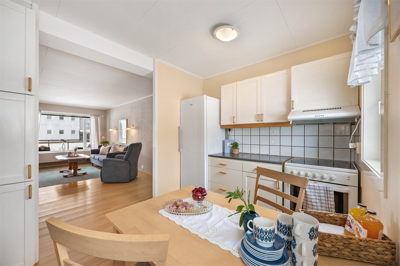  Kjøkkenet har frittstående hvitevarer og gode arbeidsflater.