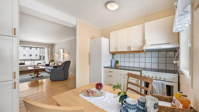 Kjøkkenet har frittstående hvitevarer og gode arbeidsflater.