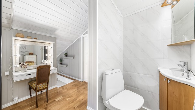 I loftsetasjen inngår også et toalettrom, hvilket er praktisk å ha på samme plan som soverommene.