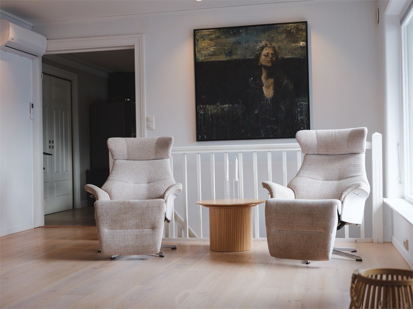 Den åpne planløsningen gir god plass til flere sittegrupper og sosiale soner