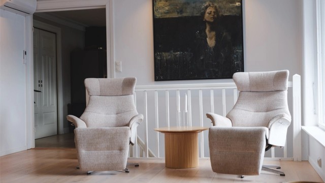 Den åpne planløsningen gir god plass til flere sittegrupper og sosiale soner