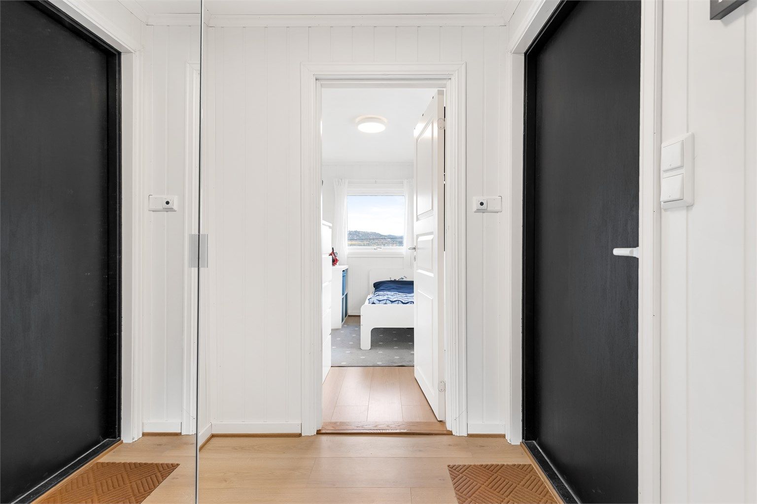 Velkommen inn! Fra entréen er det adkomst til stue/kjøkken, soverom 2 og vaskerom.
Foto: Trond Reder