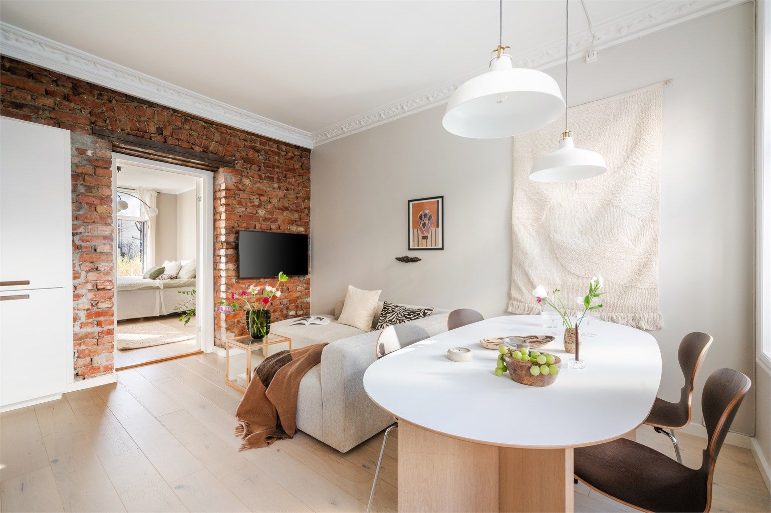 Den sosiale sonen med åpen stue- og kjøkkenløsning er leilighetens naturlige samlingspunkt.