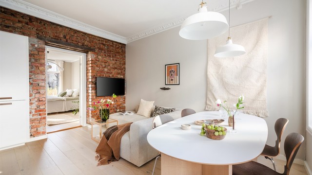 Den sosiale sonen med åpen stue- og kjøkkenløsning er leilighetens naturlige samlingspunkt.