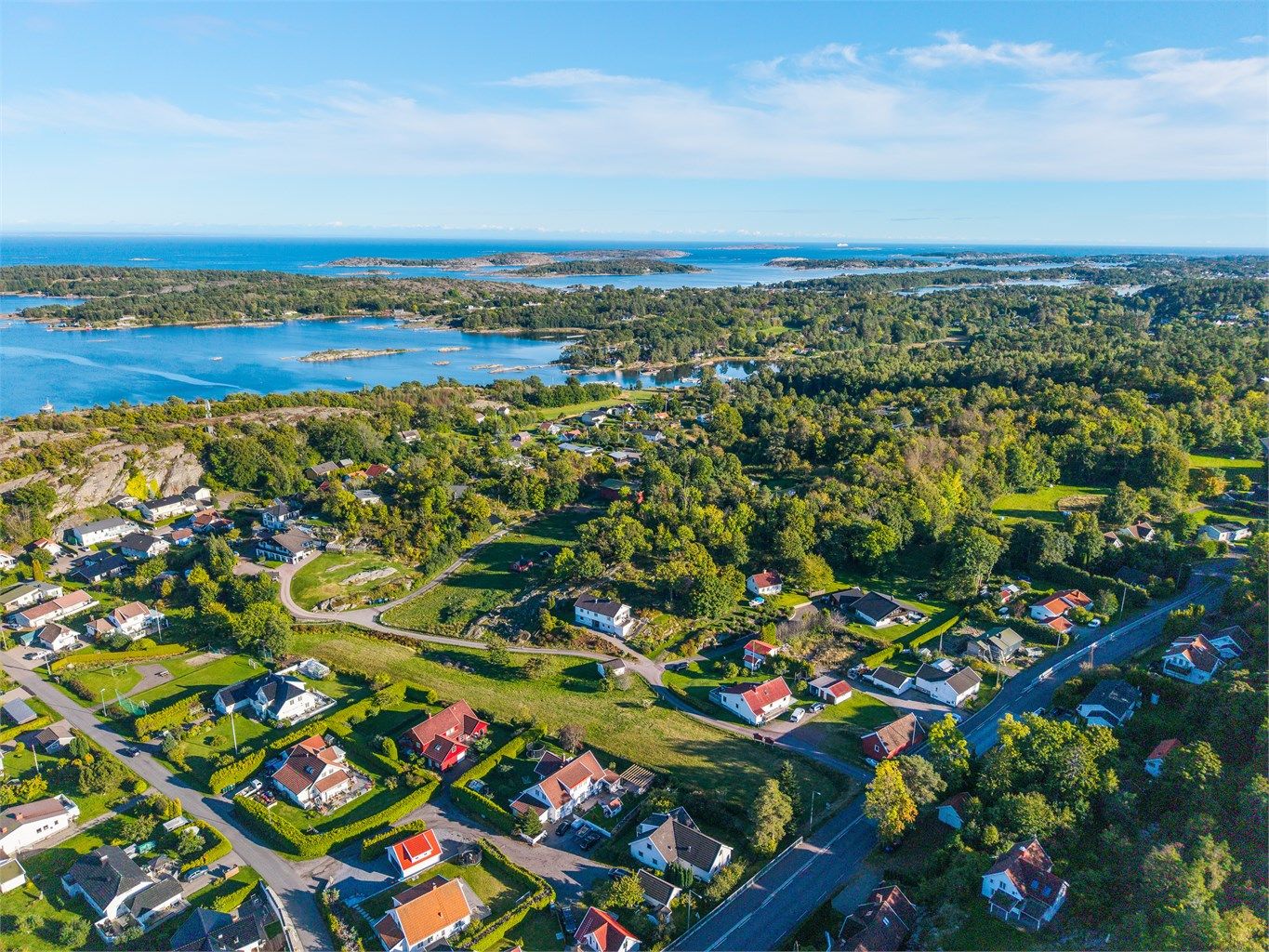 Nærområdet preges av vakker natur, båthavner og kort vei til sjøen.