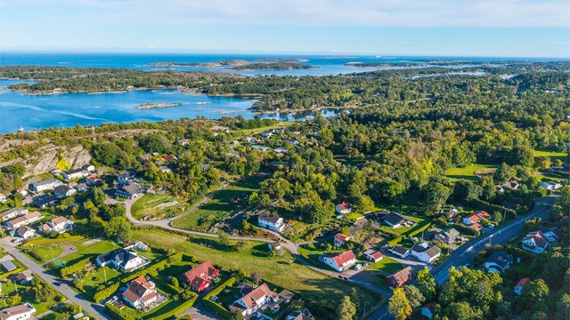 Nærområdet preges av vakker natur, båthavner og kort vei til sjøen.