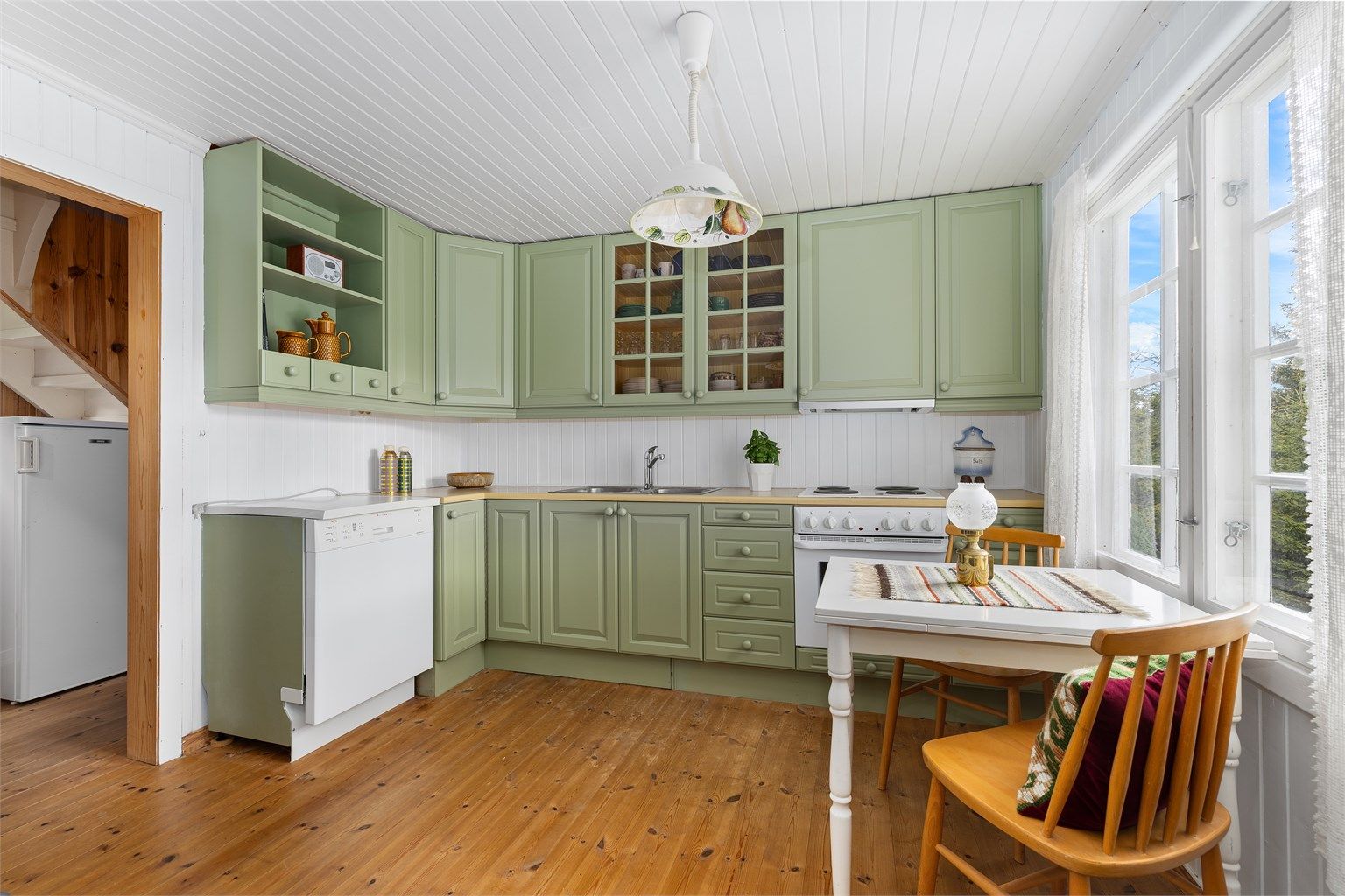 Godt utstyrt kjøkken med plass til spisebord.