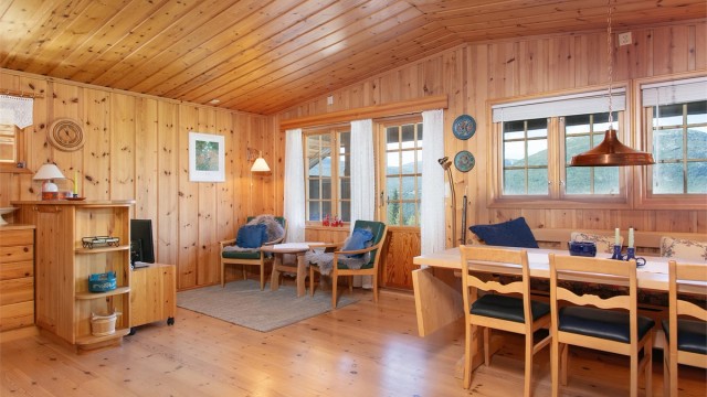 Fra stuen er det utgang til den overbygde delen av terrassen.