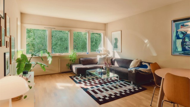 Morten Frølich v/Krogsveen har gleden av å presentere en stilig endeleilighet med sjel og personlig preg på Haraløkka. Store vinduer, varme farger og sol fra morgen til kveld gjør boligen innbydende, og Østmarka ligger like utenfor døren.