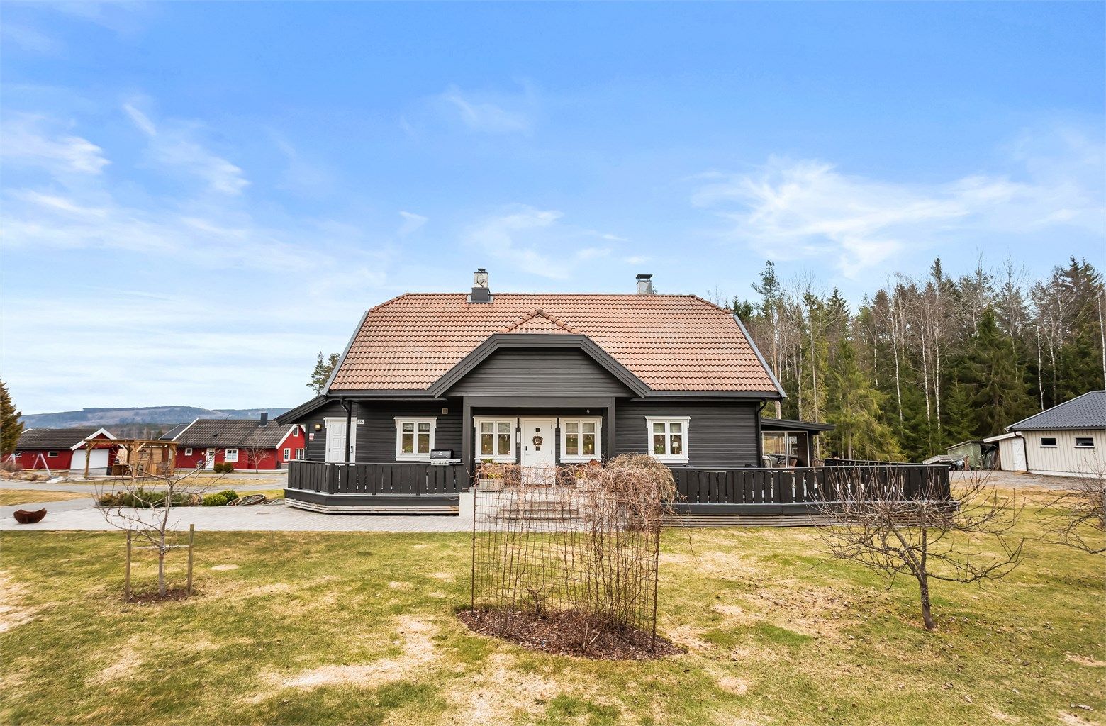 Eiendomsmegler Krogsveen v. Austeja Flenderyte har gleden av å ønske velkommen til Finnholtvegen 86! Foto: Ann-Helén Nannestad/ Isnitt.