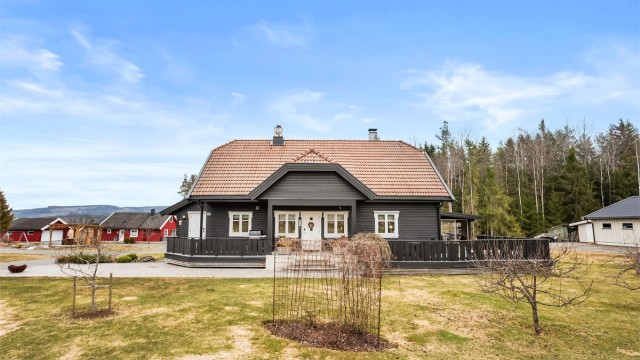 Eiendomsmegler Krogsveen v. Austeja Flenderyte har gleden av å ønske velkommen til Finnholtvegen 86! Foto: Ann-Helén Nannestad/ Isnitt.