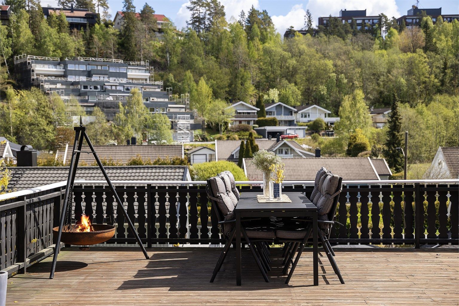 En lun krok med bålpanne skaper en hyggelig atmosfære på kveldene.