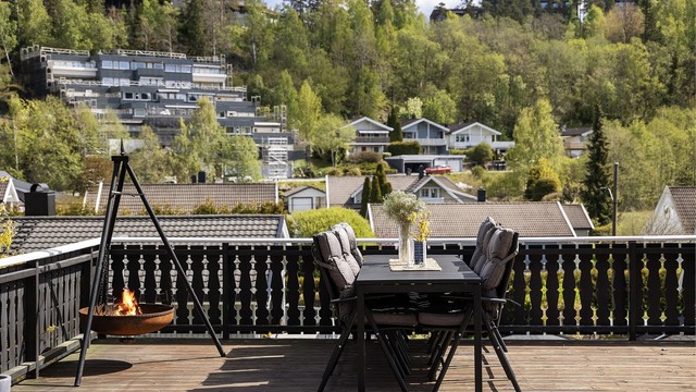 En lun krok med bålpanne skaper en hyggelig atmosfære på kveldene.