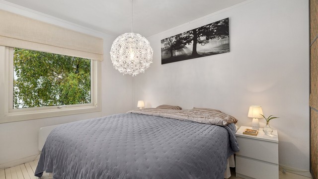 Hovedsoverommet har tregulv og god plass til dobbeltseng og nattbord.