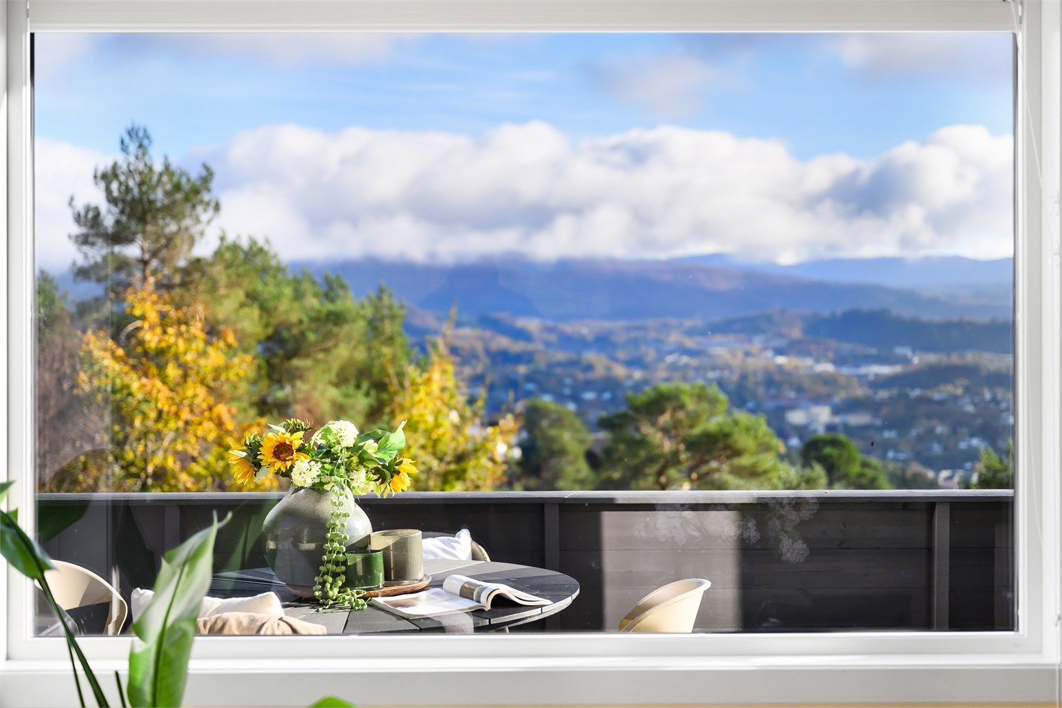 Den flotte utsikten kan nytes fra de fleste rommene i huset. 