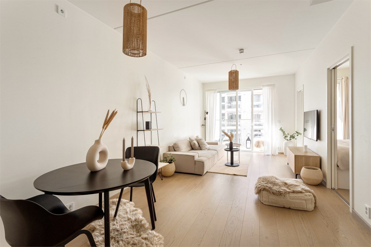 I den åpne løsningen er det en naturlig plassering for spisebordet, som binder kjøkken og stue sammen.