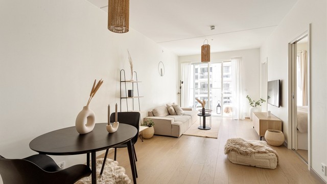 I den åpne løsningen er det en naturlig plassering for spisebordet, som binder kjøkken og stue sammen.