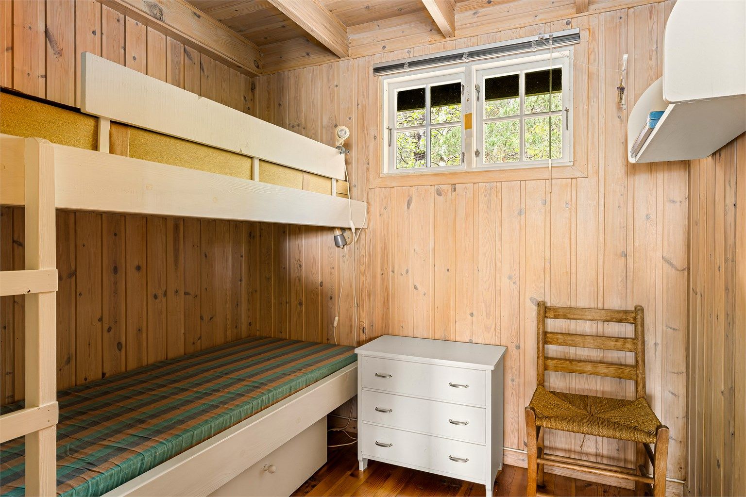 I gjestehytta eller "Dukkestuen" som den kalles, er det tre soverom.