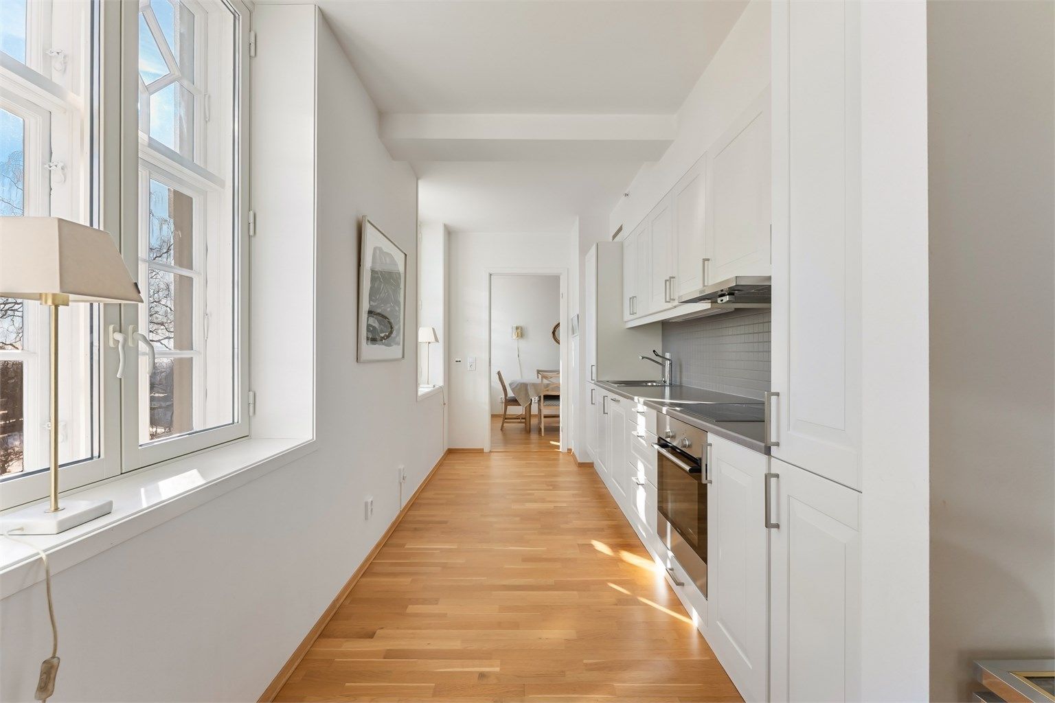 Kjøkkenet fra ombyggingen i 2014 har en delvis åpen løsning mot stuen.