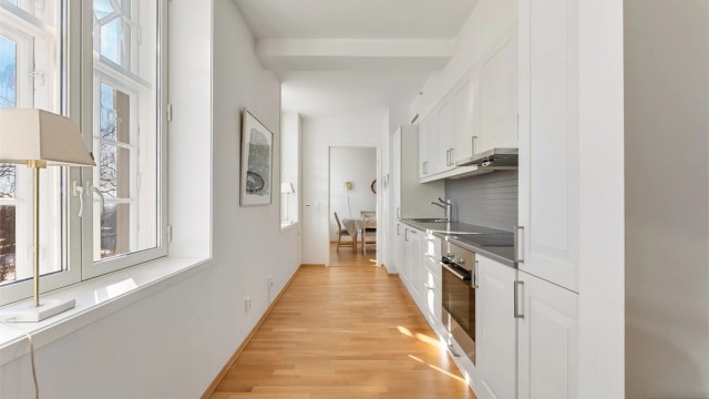 Kjøkkenet fra ombyggingen i 2014 har en delvis åpen løsning mot stuen.