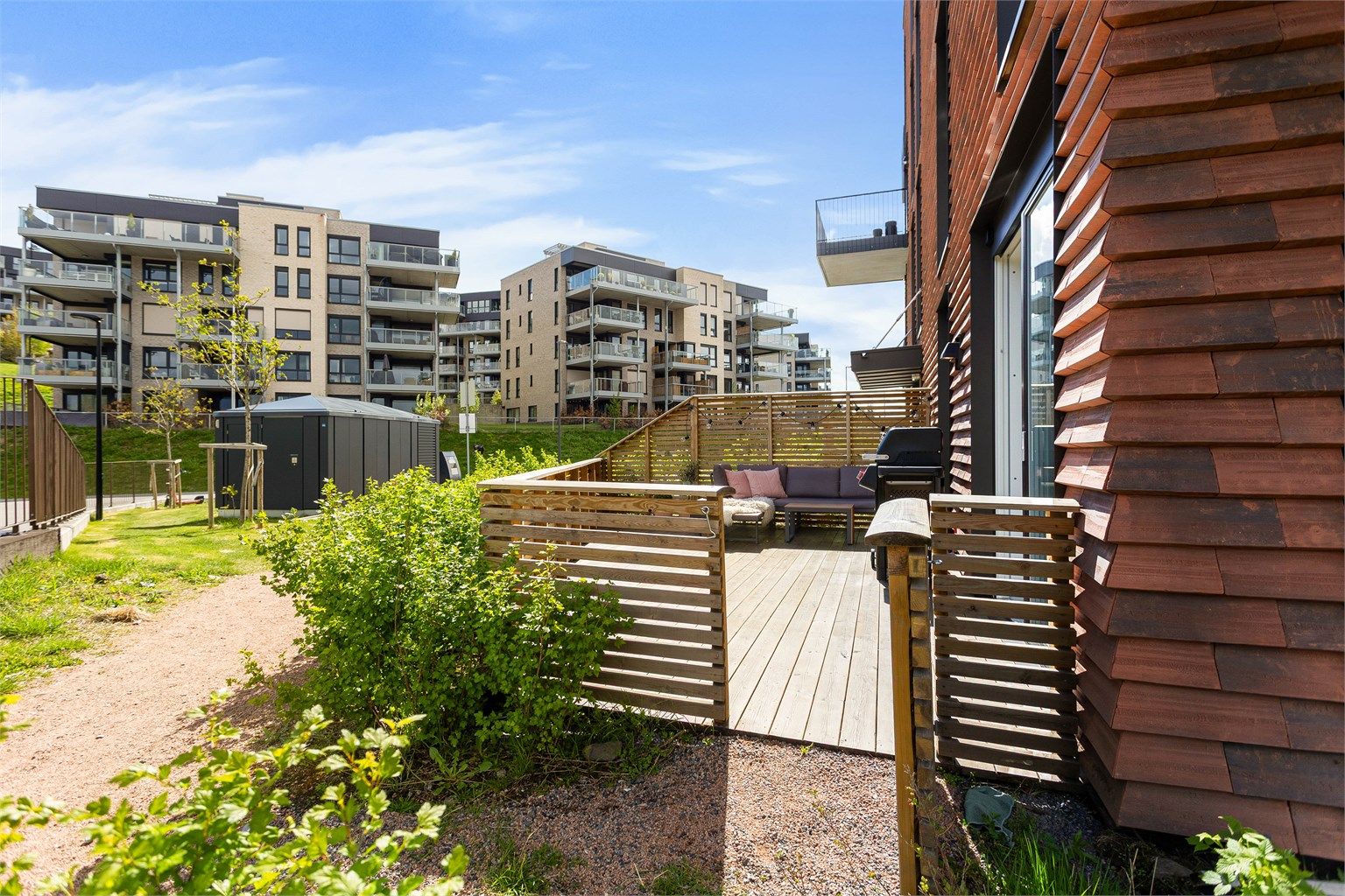 Terrassen er pent opparbeidet med levegg og gode møbleringsmuligheter for både spisegruppe og loungeområde.