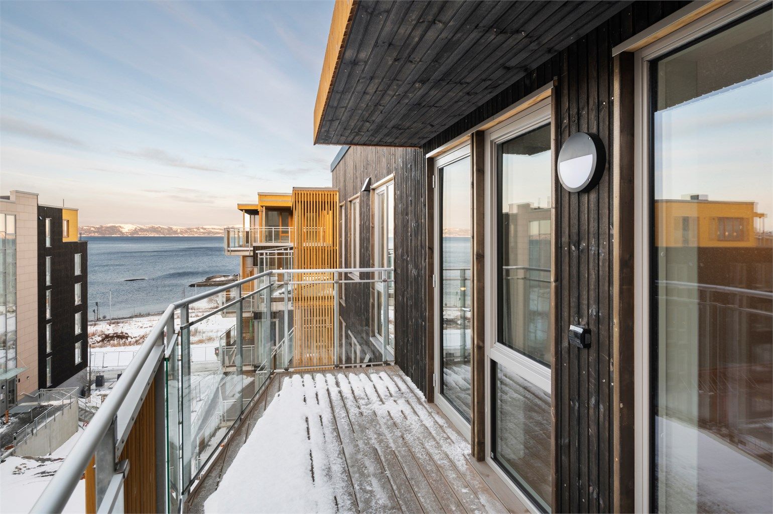 Vestvendt balkong på 10 kvm med flott sjøutsikt mot Trondheimsfjorden.