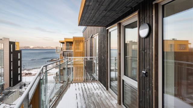 Vestvendt balkong på 10 kvm med flott sjøutsikt mot Trondheimsfjorden.