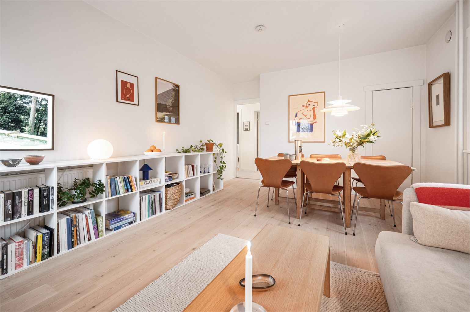 tuen er romslig med god planløsning og kan enkelt innredes med en hyggelig sofagruppe med tilhørende sofabord og annet ønskelig stuemøblement. 