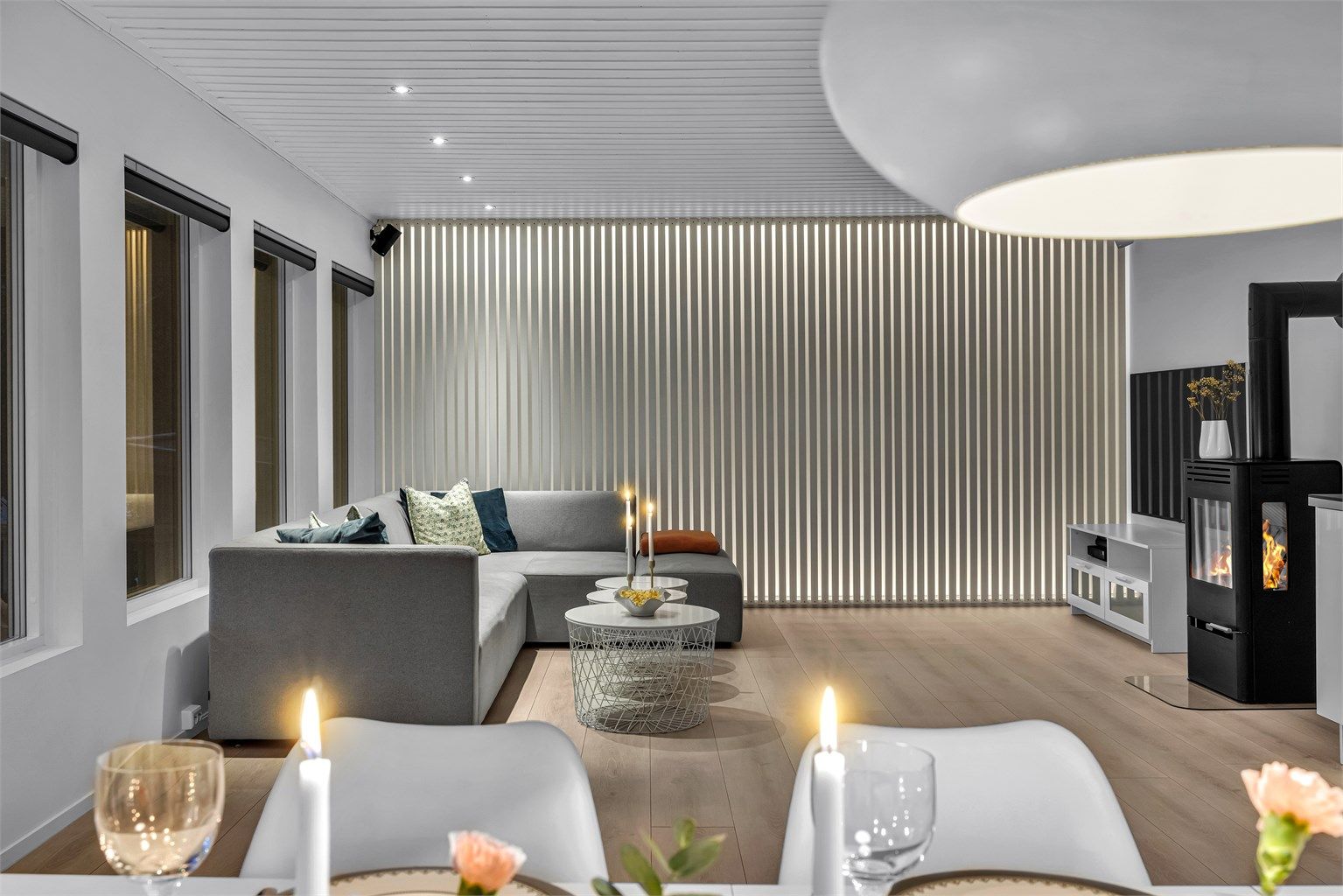 Den romslige stuen gir deg frihet til å uttrykke din personlige stil og skape varierte atmosfærer.