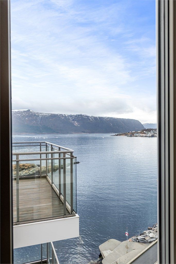 Utsikt fra den sydvestre balkongen mot balkong mot sydøst og utsikt innover Borgundfjorden